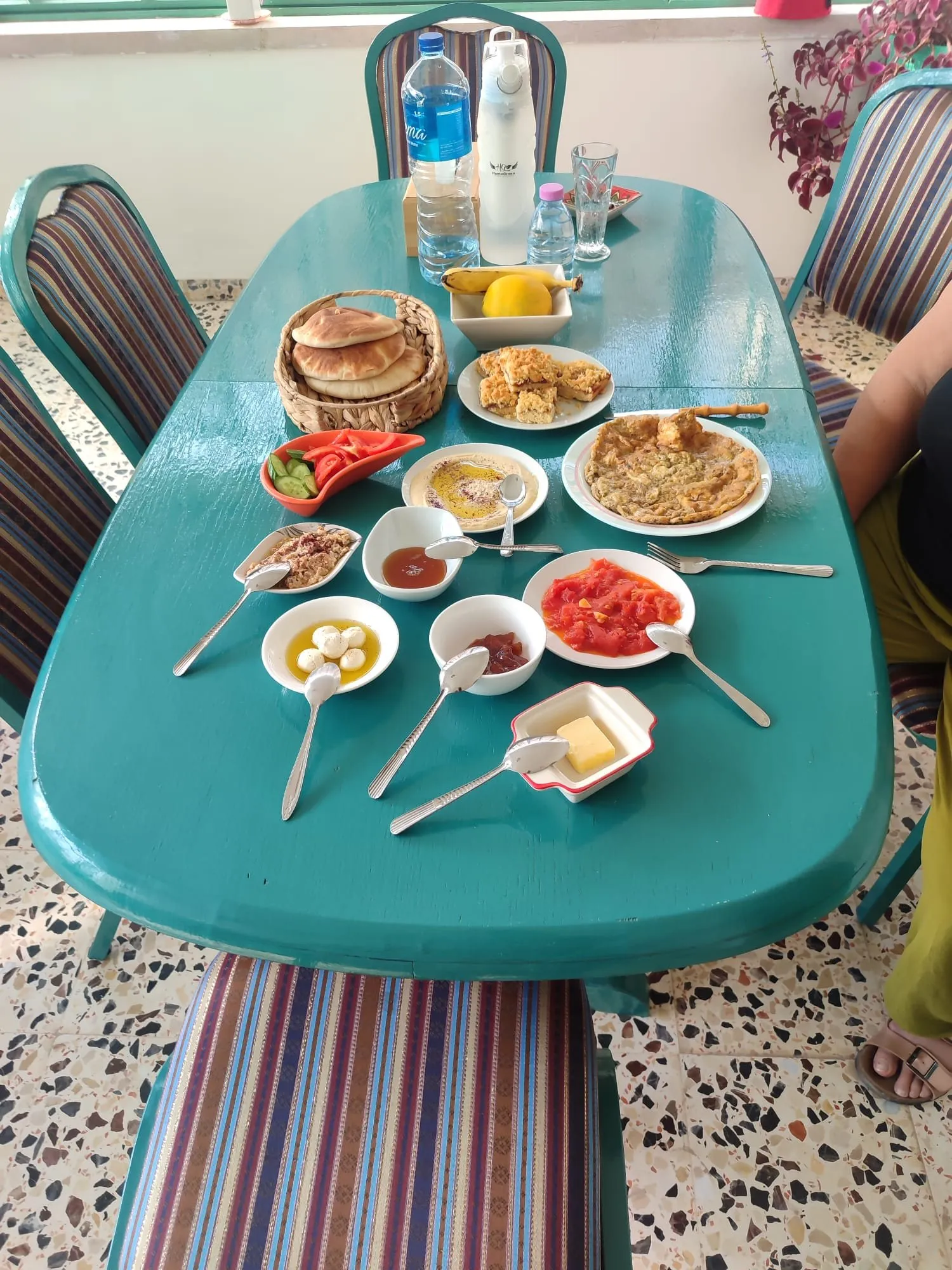 فطور بأطباق صغيرة وبيض وخبز طازج