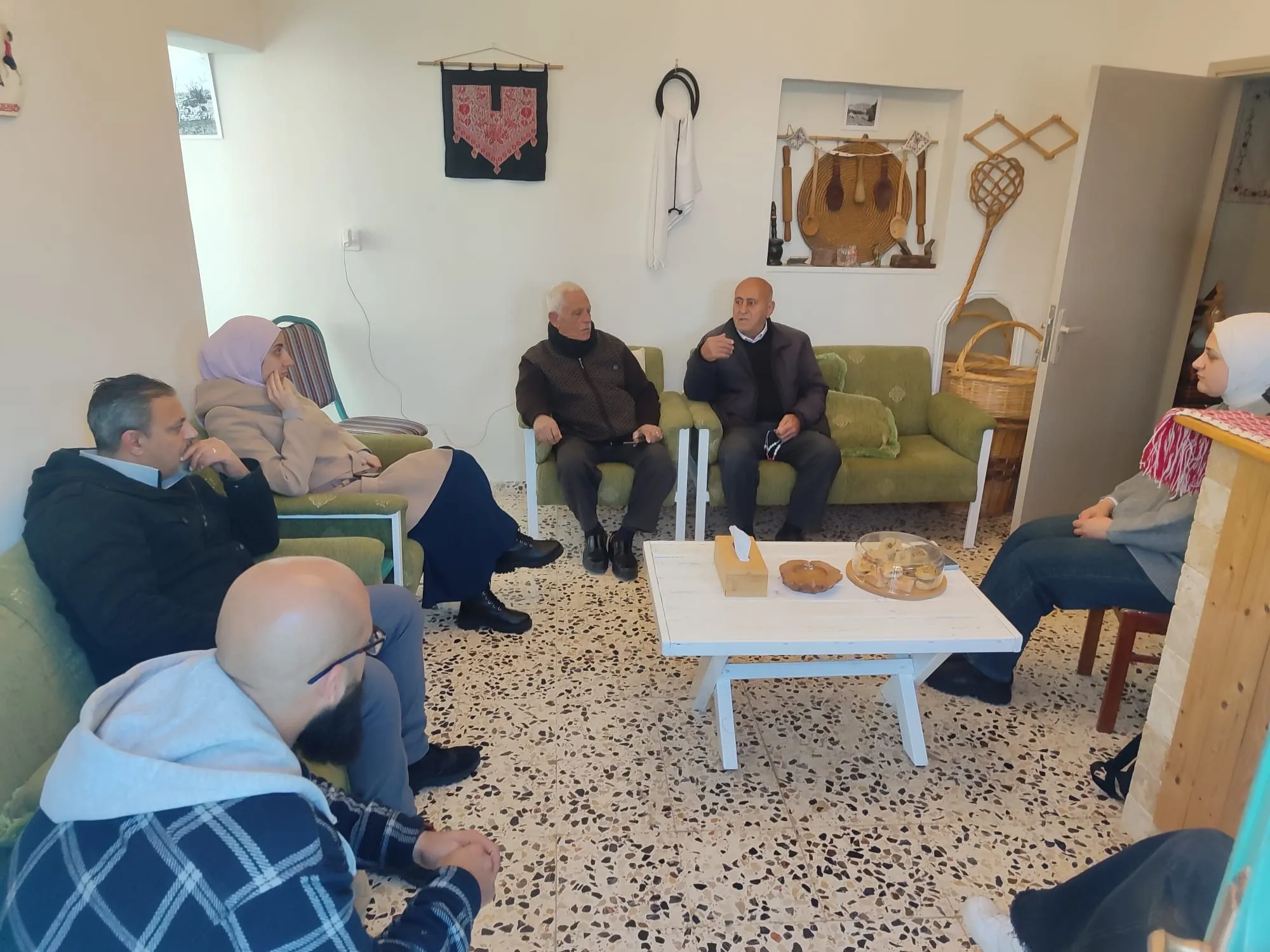 ضيوف في صالة الجلوس