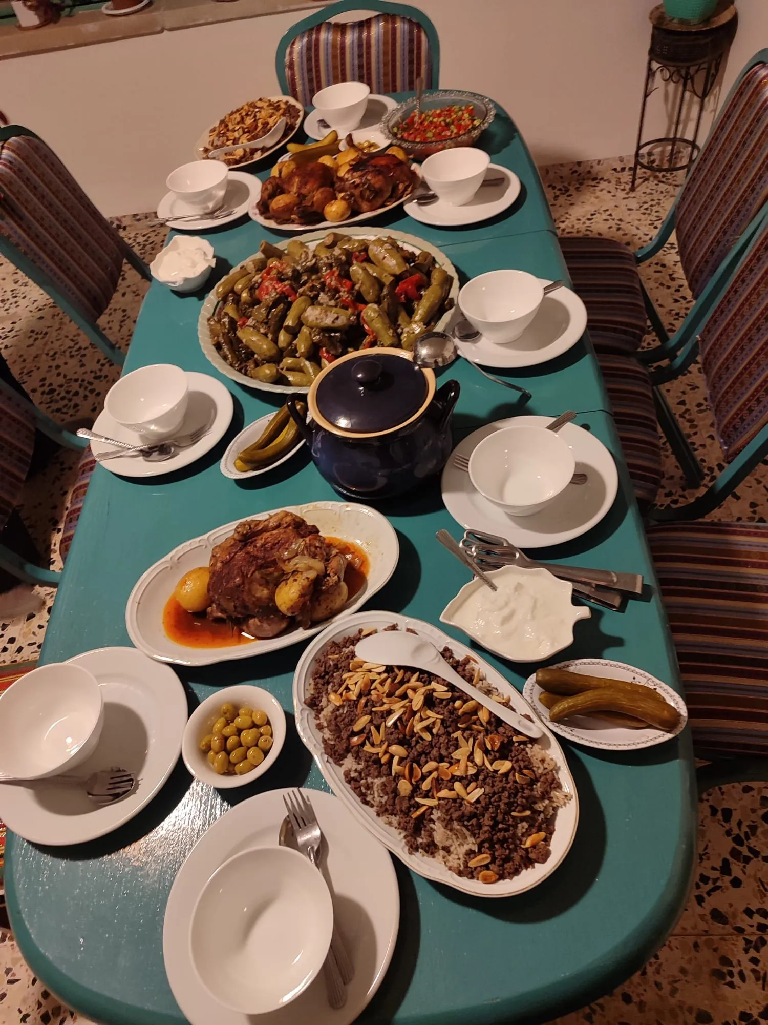 وجبة فلسطينية تقليدية على الطاولة الطويلة