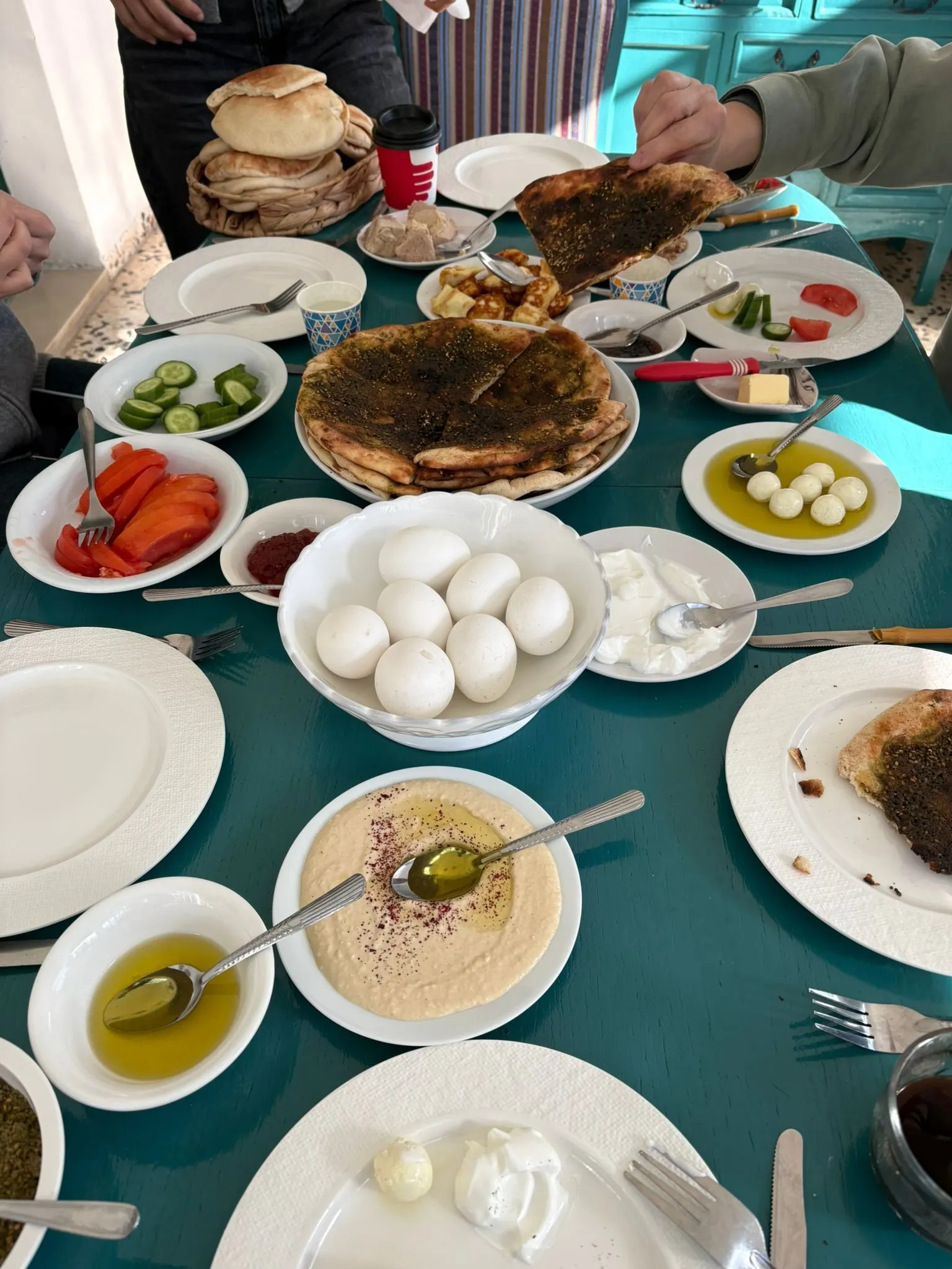 زيت زيتون وبيض مسلوق وسلطات على الطاولة