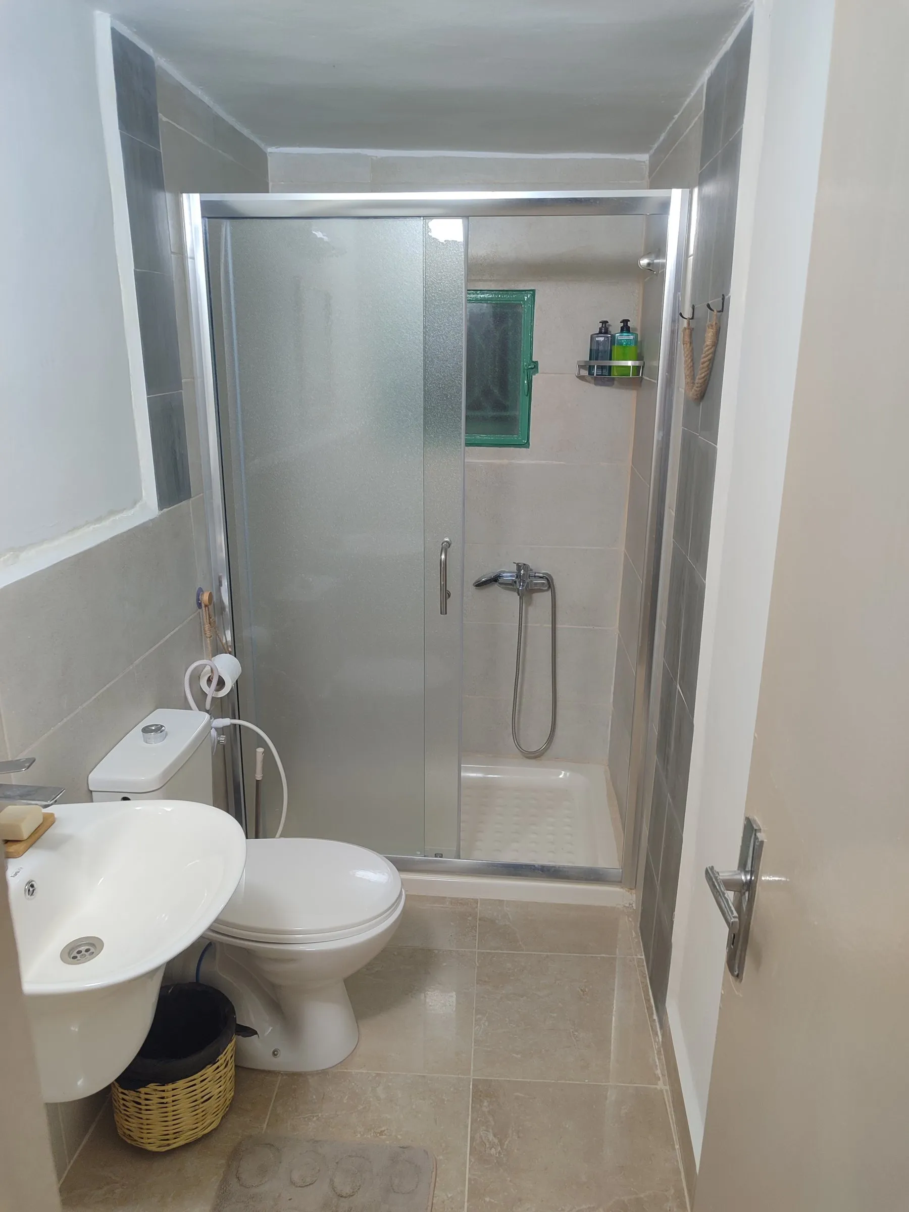 الحمام الخاص بالغرفة الثلاثية مع دش زجاجي
